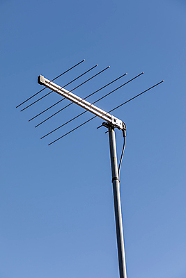 포토 JPG 해외이미지 하늘 주택 안테나 사람없음 야외 파란색 금속 텔레비전 회색 전선 도시 신호 파이프 볼트 봉 타운 접수 철강 해외포토 컬러 통신 재질 건물 전자제품 공구 파일형식 이미지허브