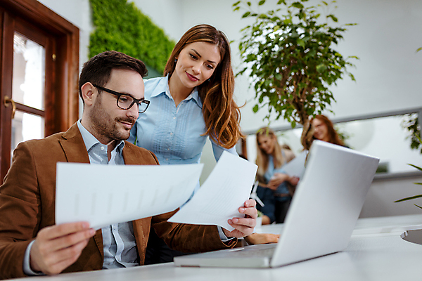포토 JPG 해외이미지 라이프스타일 응시 행복 인터넷 비즈니스 통신 성공 무선통신 아이디어 함께함 창조 대화 미소 여러명 두명 가로 노트북 사무실 잡기 업무 작업 비즈니스맨 비즈니스우먼 전문직 토론 디자이너 동료 문서 보여주기 프로젝트 브레인스토밍 해외포토 직업 시선 여자 남자 감정 다수 컨셉 관계 모션 표정 말하기 사람 생활 전자제품 직장인 파일형식 이미지허브