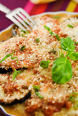 포토 JPG 해외이미지 접시 음식 토마토 채소 가지 사람없음 장식 식사 이탈리아 코트 플랫 오븐 기름 바질 꼬투리 모짜렐라치즈 영양분 전경 해외포토 식기 유럽 치즈 풍경 외투 가전제품 파일형식 탑뷰 이미지허브