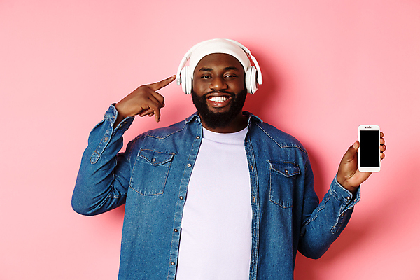 포토 JPG 해외이미지 남자 흑인 실내 한명 웃음 들기 상반신 성인 앞모습 스마트폰 헤드셋 음악감상 가리킴 즐거움 보여주기 성인남자한명만 해외포토 서양인 1 감정 뷰포인트 음향기기 모션 표정 사람 손짓 내부 핸드폰 스마트기기 헤드폰 감상 남자한명만 성인남자만 파일형식 이미지허브