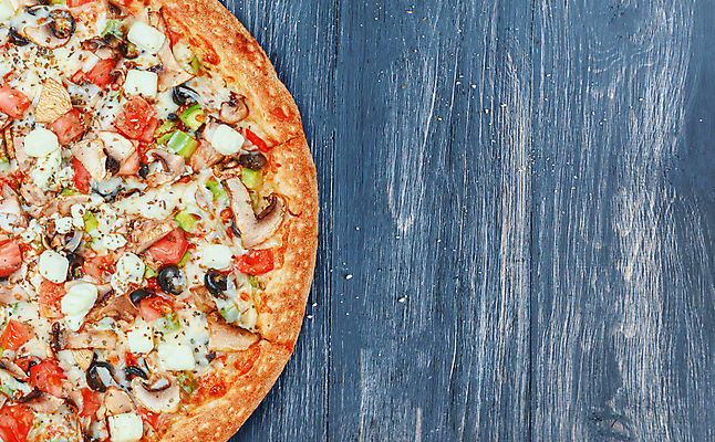 포토 JPG 해외이미지 피자 패스트푸드 실내 사람없음 하이앵글 파란배경 카피스페이스 나무배경 해외포토 뷰포인트 백그라운드 서양음식 내부 파란색 공백 인스턴트 파일형식 이미지허브