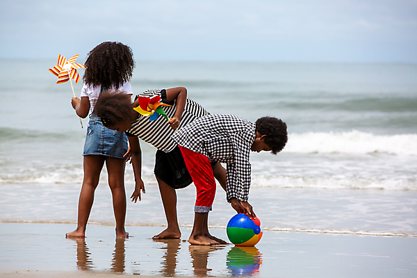 포토 JPG 해외이미지 주간 전신 여자 남자 어린이 함께함 허리숙이기 서기 들기 소녀 소년 해변 야외 세명 여름 친구 여름휴가 바캉스 우정 비치볼 바람개비 즐거움 어린이만 해외포토 자연요소 계절 감정 바다 컨셉 공 관계 모션 휴가 바캉스용품 숙이기 사람 파일형식 여름_계절 이미지허브