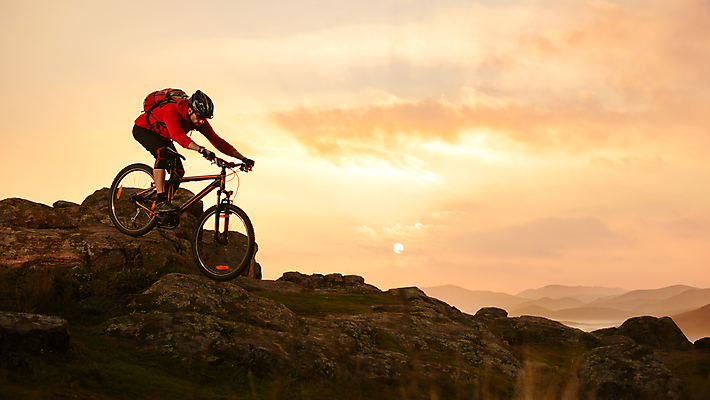 포토 JPG 해외이미지 직업 라이프스타일 남자 스포츠 자국 모션 자연 하늘 산 한명 풍경 경사 성인 야외 빨간색 여름 파란색 운동 태양 노란색 자전거 일몰 장비 바퀴 황금 승차 헬멧 언덕 속도 순환 라이더 바이킹 산악자전거 선로 해외포토 자연요소 1 계절 컬러 건강 사람 생활 노을 바이크 보호장비 생태계 파일형식 이미지허브