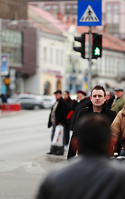 포토 JPG 해외이미지 라이프스타일 남자 얼굴 모션 거리 한명 사람 성인 야외 머리 걷기 산책 도시 비즈니스맨 보행자 도심 군중 교차로 바쁨 재촉 시민 해외포토 1 길 컨셉 비즈니스 휴식 생활 신체부위 직장인 국민 파일형식 이미지허브