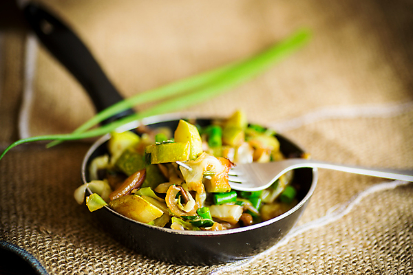 포토 JPG 해외이미지 전통 접시 계절 음식 백그라운드 다이어트 토마토 채소 탁자 가지 양파 건강 마늘 요리 사람없음 목재 빨간색 초록색 식사 저녁식사 버섯 튀김 시골 아침식사 정상 속도 유기농 후추 스쿼시 프랑스어 점심식사 주키니 주키니호박 채식주의자 핸드메이드 비건 맛있는 해외포토 나무 문자 식기 웰빙 스포츠 컬러 가구 재료 구기 향신료 채식 파일형식 이미지허브
