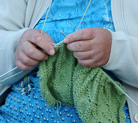 포토 JPG 해외이미지 손 여자 실내 한명 상반신 앞모습 신체부위 잡기 뜨개질 털실 만들기 대바늘 핸드메이드 노인여자한명만 해외포토 1 뷰포인트 모션 사람 취미 내부 실 여자한명만 노인여자만 파일형식 이미지허브