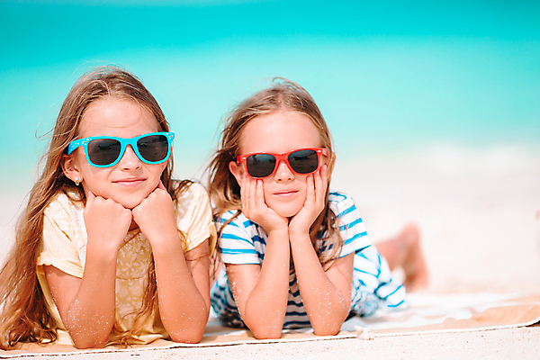 포토 JPG 해외이미지 주간 전신 라이프스타일 여자 어린이 엎드리기 섬 여행 휴식 해변 야외 두명 여름휴가 바캉스 선글라스 턱괴기 몰디브 꽃받침 소녀만 해외포토 자연요소 아시아 안경 바다 컨셉 모션 휴가 사람 손짓 생활 여자만 어린이만 파일형식 여름_계절 이미지허브