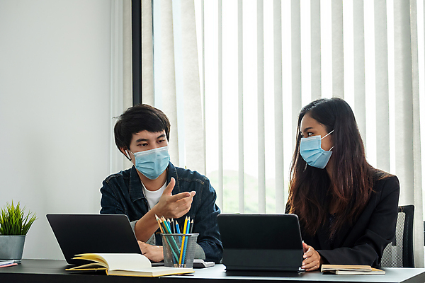포토 JPG 해외이미지 백인 직업 여자 얼굴 비즈니스 사업가 거리 직장 건강 가면 사람 두명 노트북 컴퓨터 사무실 약 건강관리 고통 업무 작업 비즈니스맨 비즈니스우먼 그룹 바이러스 보호 질병 책상 동료 예방 감염 돌봄 전염병 해외포토 서양인 남자 감정 가구 컨셉 회사 의학 관계 모션 관리 신체부위 전자제품 직장인 파일형식 이미지허브