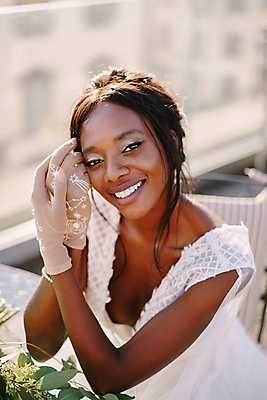 포토 JPG 해외이미지 여자 신부 웨딩드레스 흑인 결혼식 한명 손짓 상반신 성인 야외 앞모습 성인여자한명만 웨딩촬영 해외포토 서양인 1 드레스 뷰포인트 결혼 모션 사람 기념사진 여자한명만 성인여자만 파일형식 이미지허브