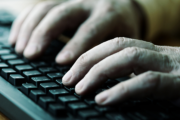 포토 JPG 해외이미지 1 손 남자 컨셉 인터넷 비즈니스 통신 손가락 열쇠 사람 사람없음 전자제품 컴퓨터 사무실 검은색 키보드 업무 작업 닫기 소프트포커스 연결 묘사 타입 해외포토 컬러 모션 촬영기법 신체부위 파일형식 이미지허브