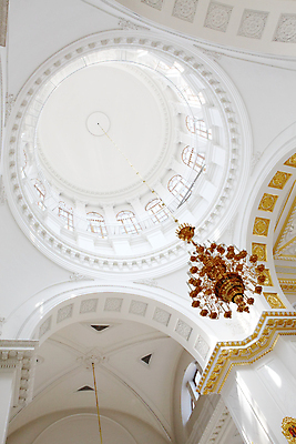 포토 JPG 해외이미지 전통 기독교 종교 건축양식 유리 실내 미술 사람없음 내부 장식 빛 성당 교회 수확 골동품 램프 사찰 화려 재산 황금 크리스탈 샹들리에 옛날 해외포토 건축 컨셉 농업 종교건축 재질 문화예술 조명 건물 금융 광석 파일형식 이미지허브