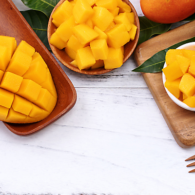 포토 JPG 해외이미지 스튜디오촬영 접시 나뭇잎 쟁반 사람없음 목재 하이앵글 노란색 망고 해외포토 나무 식기 뷰포인트 컬러 잎 재료 실내 열대과일 파일형식 이미지허브