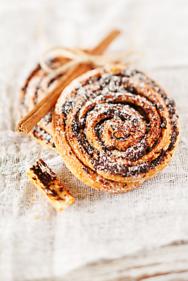 포토 JPG 해외이미지 음식 크리스마스 겨울 디저트 나선형 덴마크 사람없음 갈색 케이크 초콜릿 빵집 사막 소용돌이 대접 신선 달콤 맛 아침식사 설탕 굽기 날것 상승 반죽 브런치 롤 건포도 번 시나몬 어려움 페스츄리 핸드메이드 시나몬롤 해외포토 계절 기념일 빵 컬러 컨셉 무늬 포도 북유럽 상점 식사 회오리 구이 건과일 파일형식 이미지허브