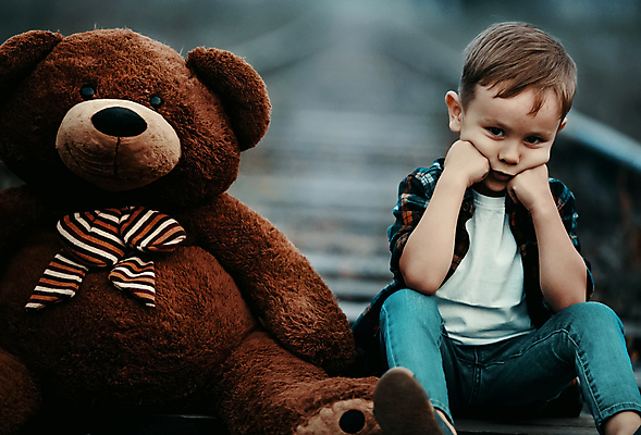 포토 JPG 해외이미지 백인 응시 감정 어린이 가족 한명 앉기 장난감 슬픔 좌절 선택 고독 저녁 버리기 향수 드라마 문제 노숙자 방법 우울증 혼자 카피스페이스 자폐증 해외포토 서양인 1 시선 컨셉 관계 모션 사람 화장품 공백 질병 야간 장애 정신질환 파일형식 이미지허브