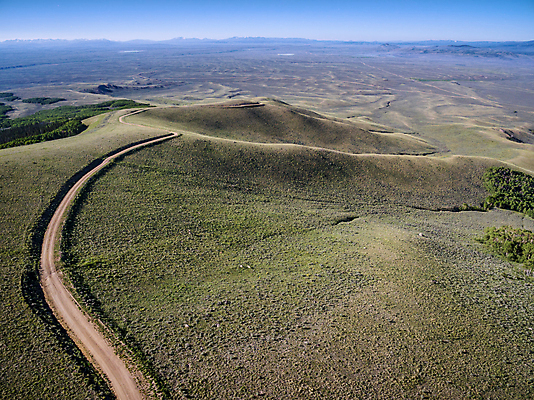 포토 JPG 해외이미지 도로 바람 안테나 풍경 초원 사람없음 강 계곡 언덕 콜로라도 흙길 해외포토 자연요소 길 통신 교통시설 날씨 미국 흙 파일형식 이미지허브