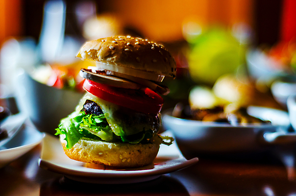 포토 JPG 해외이미지 접시 패스트푸드 실내 사람없음 아웃포커스 한개 햄버거 인스턴트 정크푸드 작음 해외포토 1 식기 음식 촬영기법 내부 크기 파일형식 이미지허브