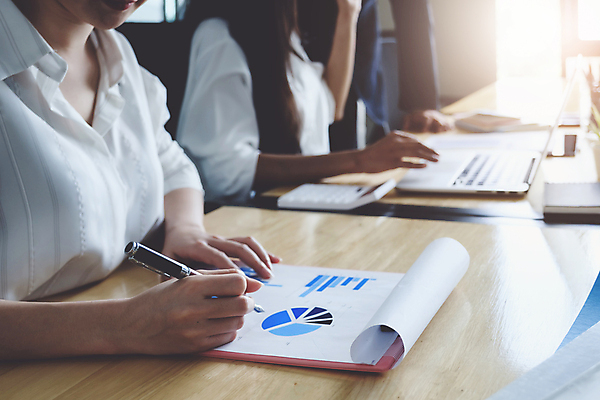 포토 JPG 해외이미지 교육 돈 사업가 통계 그래프 대화 설명 한명 금융 경제 노트북 숫자 펜 작업 절약 계산 계획 주식 토론 중개인 책상 분석 보고서 문서 투자 이익 회계 대출 빚 경영 계좌 분석가 세금 수입 예산 조언 회계사 비용 해외포토 직업 문자 1 가구 컨셉 비즈니스 모션 말하기 사람 전자제품 필기구 재산 파일형식 이미지허브