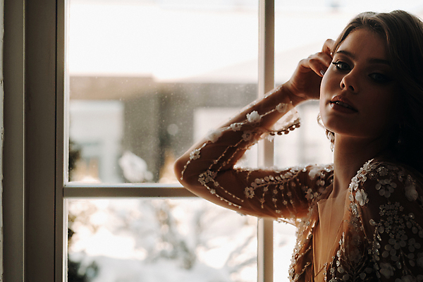 포토 JPG 해외이미지 주간 응시 여자 신부 웨딩드레스 결혼 창문 실내 한명 상반신 성인 옆모습 아웃포커스 성인여자한명만 웨딩촬영 해외포토 자연요소 1 시선 드레스 뷰포인트 촬영기법 사람 이벤트 내부 기념사진 여자한명만 성인여자만 파일형식 이미지허브