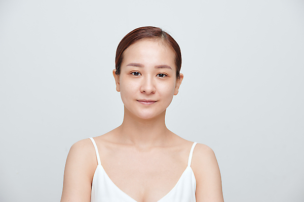 포토 JPG 해외이미지 응시 여자 회색배경 실내 한명 상반신 성인 앞모습 뷰티 성인여자한명만 해외포토 1 시선 뷰포인트 백그라운드 사람 내부 회색 여자한명만 성인여자만 파일형식 이미지허브