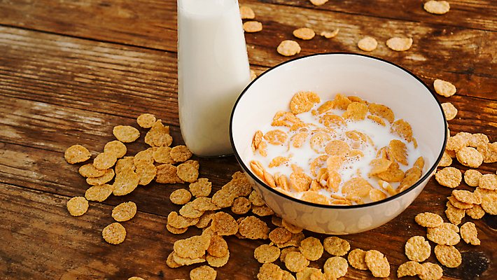 포토 JPG 해외이미지 접시 음식 조각 백그라운드 다이어트 재료 유리 탁자 아침 건강 옥수수 요리 한명 목재 노란색 주방 숟가락 식사 우유 견과류 흰색 기구 신선 사발 붓기 달콤 맛 아침식사 시리얼 먹기 유기농 레시피 내추럴 뮤즐리 옛날 채식주의자 스플래쉬 해외포토 주간 나무 1 식기 웰빙 컬러 가구 컨셉 모션 재질 유제품 곡류 수저 사람 사기그릇 채식 파일형식 이미지허브