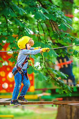포토 JPG 해외이미지 나무 공원 어린이 밧줄 여행 사다리 학교 가족 자연 놀이 성공 휴가 한명 소년 목재 초록색 운동 걷기 유치원 하이킹 헬멧 오르기 입양 하이커 해외포토 식물 1 공공시설 교육 남자 줄 컬러 컨셉 재료 관계 모션 레저 건강 사람 도구 보호장비 생태계 파일형식 이미지허브