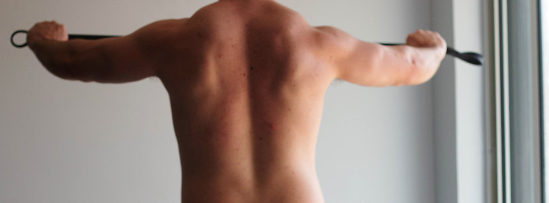 포토 JPG 해외이미지 백인 1 라이프스타일 손 남자 스포츠 신체 아파트 주택 실내 건강 사람 성인 사람없음 내부 운동복 운동 힘 카펫 방 매트 흰색 커튼 보디빌딩 가득함 연습 싱글 근육질 에어로빅 길이 복근 혼자 해외포토 서양인 옷 컬러 근육 건물 생활 신체부위 헬스 춤 몸매 파일형식 이미지허브