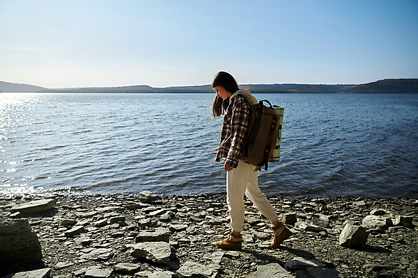 포토 JPG 해외이미지 여행 배낭 자연 휴가 국립공원 한명 풍경 야외 초록색 물 강 여행객 걷기 골짜기 하이킹 언덕 우크라이나 해외포토 자연요소 1 공원 유럽 컬러 가방 모션 레저 사람 생태계 파일형식 이미지허브