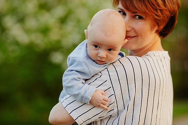 포토 JPG 해외이미지 응시 공원 행복 어린이 포옹 엄마 함께함 사랑 야외 두명 옆모습 가로 부모 평화 정원 화목 기쁨 아기 닫기 소프트포커스 결합 긍정 부드러움 결백 돌봄 해외포토 시선 공공시설 감정 뷰포인트 컨셉 가족 안기 모션 촬영기법 사람 감각 파일형식 이미지허브