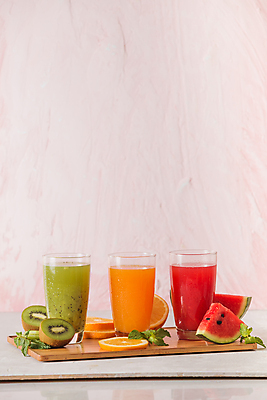 포토 JPG 해외이미지 잎 오렌지 잔 수박 실내 키위 사람없음 오렌지주스 키위주스 나무받침 수박주스 분홍색배경 해외포토 식물 식기 분홍색 백그라운드 과일 내부 목재 과일주스 받침대 파일형식 이미지허브