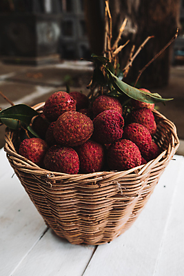 포토 JPG 해외이미지 잎 과일 자연 탁자 사람없음 가로 빨간색 하이앵글 컬러풀 바구니 그룹 해외포토 식물 뷰포인트 컬러 가구 생태계 파일형식 이미지허브