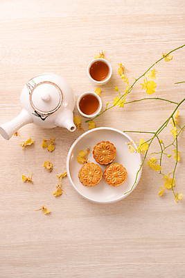 포토 JPG 해외이미지 꽃 디저트 실내 사람없음 하이앵글 차 찻잔 찻주전자 월병 나무배경 해외포토 식물 음료 음식 뷰포인트 백그라운드 주전자 잔 내부 과자 중국전통 파일형식 이미지허브