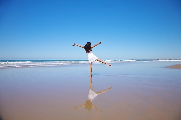 포토 JPG 해외이미지 라이프스타일 드레스 여자 행복 유럽 모래 바다 포옹 맨발 자연 휴가 한명 풍경 해변 야외 물 여름 파란색 반사 산책 거울 흰색 액체 스페인 대서양 안달루시아 혼자 수평선 해외포토 자연요소 1 옷 계절 감정 나라 컬러 안기 발 휴식 사람 생활 생태계 파일형식 이미지허브