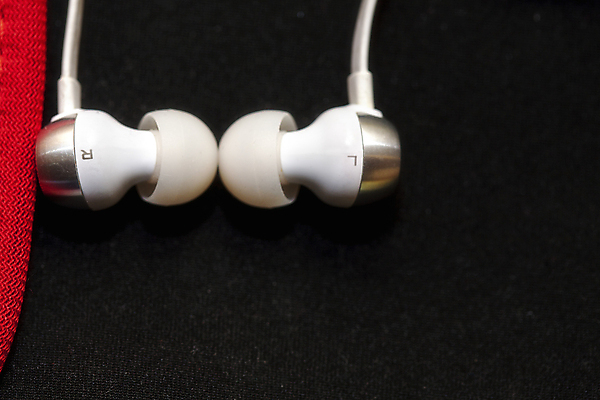 포토 JPG 해외이미지 라이프스타일 디자인 음악 이어폰 백그라운드 컨셉 탁자 모바일 휴식 아이디어 안테나 사람없음 컬러풀 노란색 유행 우주 디지털 검은색 헤드폰 소리 공백 듣기 플랫 볼륨 정상 책상 오브젝트 오디오 머리위 위치 철사 스테레오 거짓 스타일 힙스터 미니멀 해외포토 패션 컬러 음향기기 가구 통신 모션 문화예술 생활 전자제품 파일형식 이미지허브