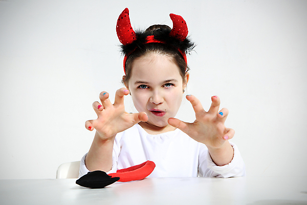 포토 JPG 해외이미지 백인 1 손 어린이 탁자 갈색머리 뿔 한명 미소 사람 앉기 정장 빨간색 파란색 뷰티 놀람 흰색 무서움 오브젝트 꼬리 옷입기 해외포토 서양인 헤어스타일 옷 감정 컬러 가구 모션 표정 신체부위 파일형식 이미지허브