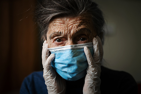 포토 JPG 해외이미지 여자 노년 할머니 얼굴 장갑 컨셉 주택 실내 건강 가면 한명 안전 약 고통 환자 슬픔 백발 주름 오염 바이러스 고독 보호 질병 무서움 장애인 감염 라텍스 옛날 지원 헬프 해외포토 1 헤어스타일 잡화 감정 의학 사람 성인 내부 건물 신체부위 도움 장애 파일형식 이미지허브