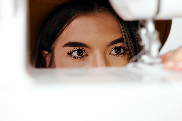 포토 JPG 해외이미지 손 디자인 여자 산업 백그라운드 손가락 노동자 관리 한명 파란색 유행 기계 직물 못 구멍 실 닫기 바느질 디자이너 손톱 집중 묘사 실타래 재단 재단사 방법 해외포토 직업 1 컬러 컨셉 모션 사람 신체부위 공구 파일형식 이미지허브