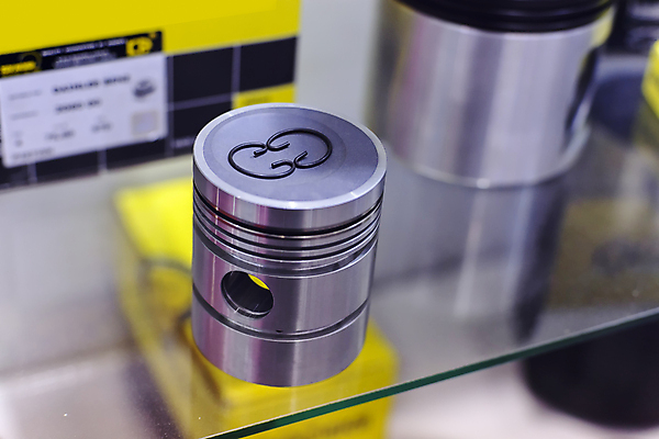 포토 JPG 해외이미지 디자인 산업 선 부분 공장 유리 추상 실내 그림자 사람없음 파란색 빛 힘 기계 회색 에너지 나사 바 고급 닫기 제조 상품 철 묘사 롤러 엔진 정비공 공학 모터 철강 힘찬 해외포토 교육 컬러 컨셉 무늬 공업 모션 재질 내부 공구 기술자 파일형식 이미지허브