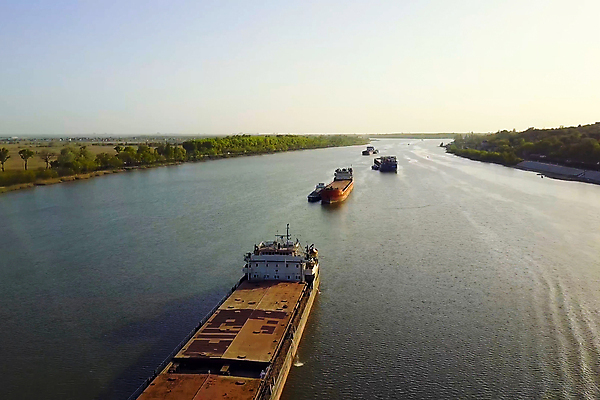 포토 JPG 해외이미지 산업 호수 모래 여행 비즈니스 교통시설 모션 하늘 항해 풍경 사람없음 물 여름 파란색 강 화물 시골 도시 만 보트 밀기 숲 컨테이너 무역 함선 상업 러시아 운하 포트 바둑 내추럴 유조선 현재 해외포토 자연요소 계절 유럽 컬러 교통 컨셉 배_교통 놀이 운송업 시설 파일형식 이미지허브
