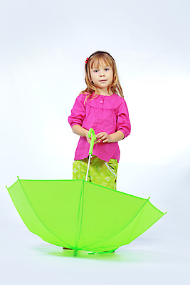 포토 JPG 해외이미지 옷 여자 행복 얼굴 어린이 분홍색 포즈 우산 날씨 한명 미소 사람 초록색 유행 귀여움 활발 기쁨 흰색 표현 달콤 작음 결백 초보 해외포토 1 감정 컬러 컨셉 표정 신체부위 맛 크기 파일형식 이미지허브