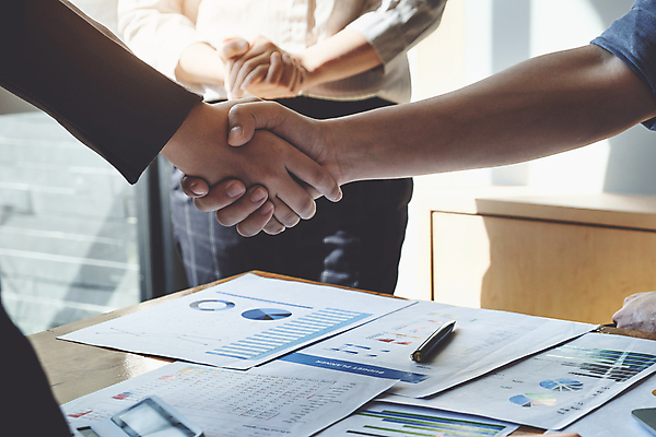 포토 JPG 해외이미지 손 여자 백그라운드 비즈니스 협력 악수 한명 상반신 앞모습 신체부위 사무실 업무 계약 문서 성인여자한명만 해외포토 1 뷰포인트 사람 손짓 작업 여자한명만 성인여자만 파일형식 이미지허브