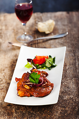 포토 JPG 해외이미지 접시 음식 토마토 와인잔 유리 파슬리 육류 돼지고기 스테이크 사람없음 목재 와인 저녁식사 샐러드 시골 그릴 바비큐 레드와인 굽기 점심식사 절임 맛있는 해외포토 나무 식기 채소 술잔 식재료 재료 재질 주방용품 주류 서양음식 식사 구이 파일형식 이미지허브