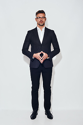 포토 JPG 해외이미지 스튜디오촬영 전신 백인 모델 직업 응시 남자 안경 셔츠 비즈니스 성공 한명 서기 사람 정장 성인 뷰티 유행 카메라 재킷 회색 업무 비즈니스맨 화려 우아함 경영자 심각 그루밍족 해외포토 서양인 1 시선 잡화 옷 컬러 컨셉 상의 모션 실내 전자제품 외투 작업 직장인 리더 파일형식 이미지허브