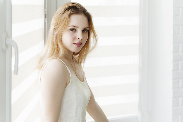 포토 JPG 해외이미지 백인 모델 라이프스타일 여자 유럽 얼굴 창문 아침 친절 주택 실내 건강 한명 내부 빛 금발 햇빛 뷰티 유행 귀여움 방 흰색 클래식 고급 달콤 입술 만족 내추럴 스타일 해외포토 주간 서양인 1 헤어스타일 감정 나라 컬러 컨셉 사람 건물 생활 신체부위 태양 맛 파일형식 이미지허브