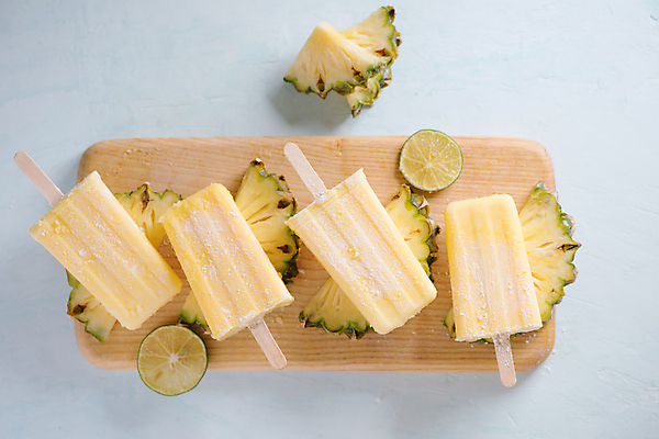 포토 JPG 해외이미지 아이스크림 실내 사람없음 하이앵글 달콤 시원함 파인애플 흰배경 슬라이스 라임 과일아이스크림 과일조각 나무도마 막대아이스크림 해외포토 뷰포인트 조각 백그라운드 과일 디저트 도마 내부 목재 흰색 맛 열대과일 파일형식 이미지허브