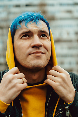 포토 JPG 해외이미지 주간 모델 라이프스타일 헤어스타일 응시 남자 포즈 청소년 날씨 한명 취미 야외 건물 캐주얼 세로 파란색 노란색 봄 산책 도시 주름 닫기 소프트포커스 지역 개성 성격 숨기 해외포토 자연요소 1 건축물 시선 옷 계절 컬러 모션 휴식 촬영기법 사람 생활 파일형식 이미지허브