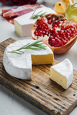 포토 JPG 해외이미지 치즈 사람없음 원형 석류 나무도마 까망베르치즈 해외포토 도형 과일 유제품 도마 목재 파일형식 이미지허브