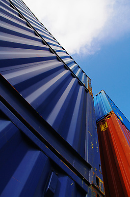 포토 JPG 해외이미지 산업 백그라운드 교통시설 하늘 사람없음 빨간색 파란색 상자 컬러풀 쌓기 금속 화물 상품 컨테이너 창고 무역 상업 수납 포트 트레일러 나루 수입 철강 터미널 세관 해외포토 컬러 교통 모션 재질 운송업 시설 파일형식 관세청 이미지허브