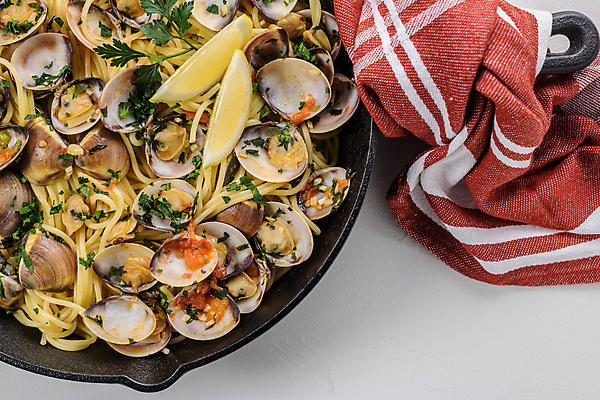 포토 JPG 해외이미지 조개 실내 사람없음 하이앵글 프라이팬 레몬 흰배경 봉골레파스타 해외포토 뷰포인트 백그라운드 과일 주방용품 어패류 파스타 내부 흰색 파일형식 이미지허브