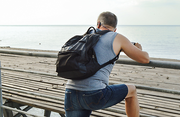 포토 JPG 해외이미지 1 라이프스타일 응시 남자 행복 바다 여행 백그라운드 반바지 배낭 자연 하늘 휴가 휴식 서기 사람 풍경 성인 사람없음 야외 물 여름 파란색 여행객 헤드폰 고요 자유 백패커 혼자 힙스터 해외포토 자연요소 시선 계절 패션 감정 컬러 음향기기 컨셉 가방 바지 모션 생활 생태계 파일형식 이미지허브
