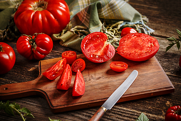 포토 JPG 해외이미지 조각 토마토 방울토마토 단면 실내 사람없음 나이프 천 슬라이스 나무도마 나무배경 해외포토 식기 백그라운드 채소 도마 내부 목재 직물 칼 파일형식 이미지허브